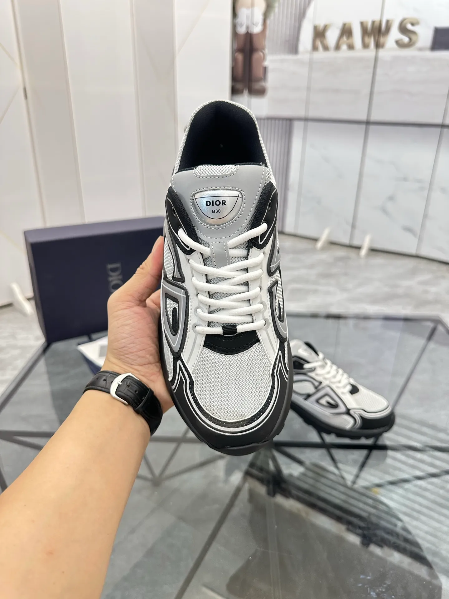Men's shoes: 💰P400¥ Available in Guangzhou Product trademark: Dior* "Dior*" low-top casual shoes Regular size: 35-46 (can be customized to 47) Couple style Product materials: Upper imported cowhide stitched with original fabric, breathable lining, ultra-light foam original outsole. No.: 007